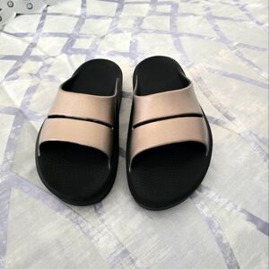 BRAND NEW OOFOS WOMEN'S OOahh LUXE SLIDE SANDAL Size:8 Color:Latte